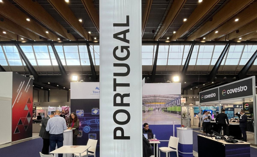 Com indústria automóvel em Estugarda