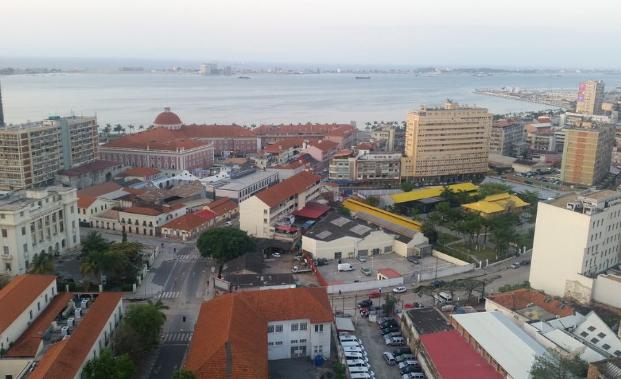 De malas feitas para Luanda com 22 empresas