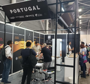 Com setor alimentar e de bebidas em Singapura