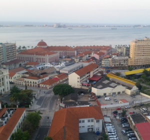 De malas feitas para Luanda com 22 empresas