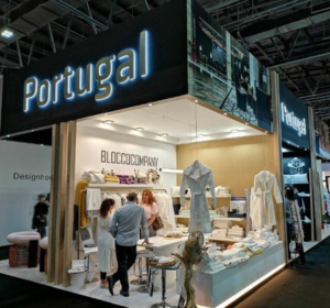 No Dubai com fileira casa e produtos para hotelaria